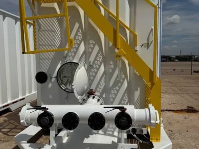 frac tank with manifold